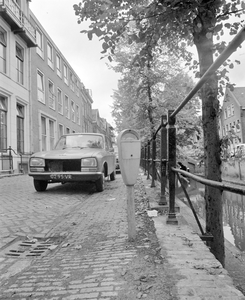 881370 Afbeelding van een parkeerplaats met parkeermeter op de Nieuwegracht te Utrecht, ter hoogte van het huis nr. 135.